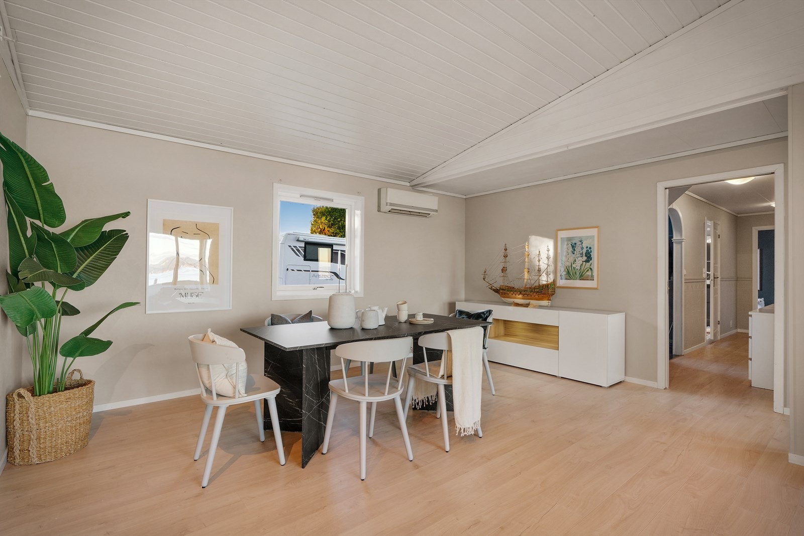 - God plass til et romslig spisebord i tillegg til øvrig ønsket møblement - Galleribilde