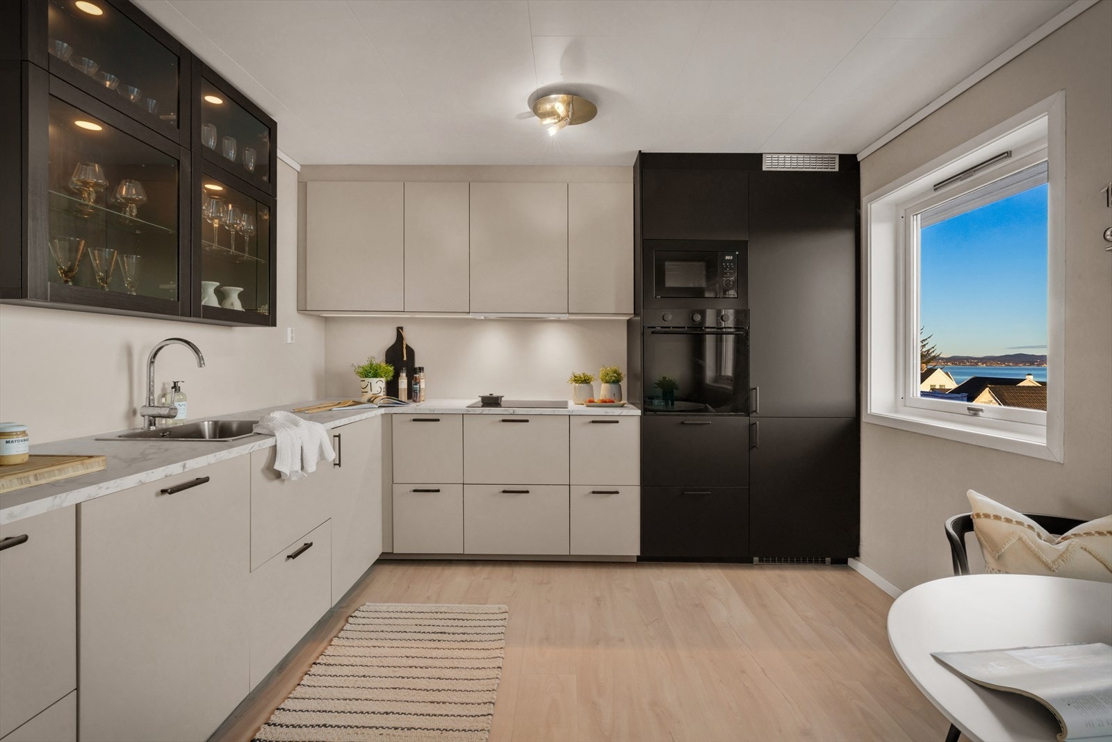 - Ny eier får gleden av helintegrert stekeovn, platetopp m/induksjon, oppvaskmaskin, mikrobølgeovn og kjøle-/fryseskap - alt nytt i 2025! - Galleribilde