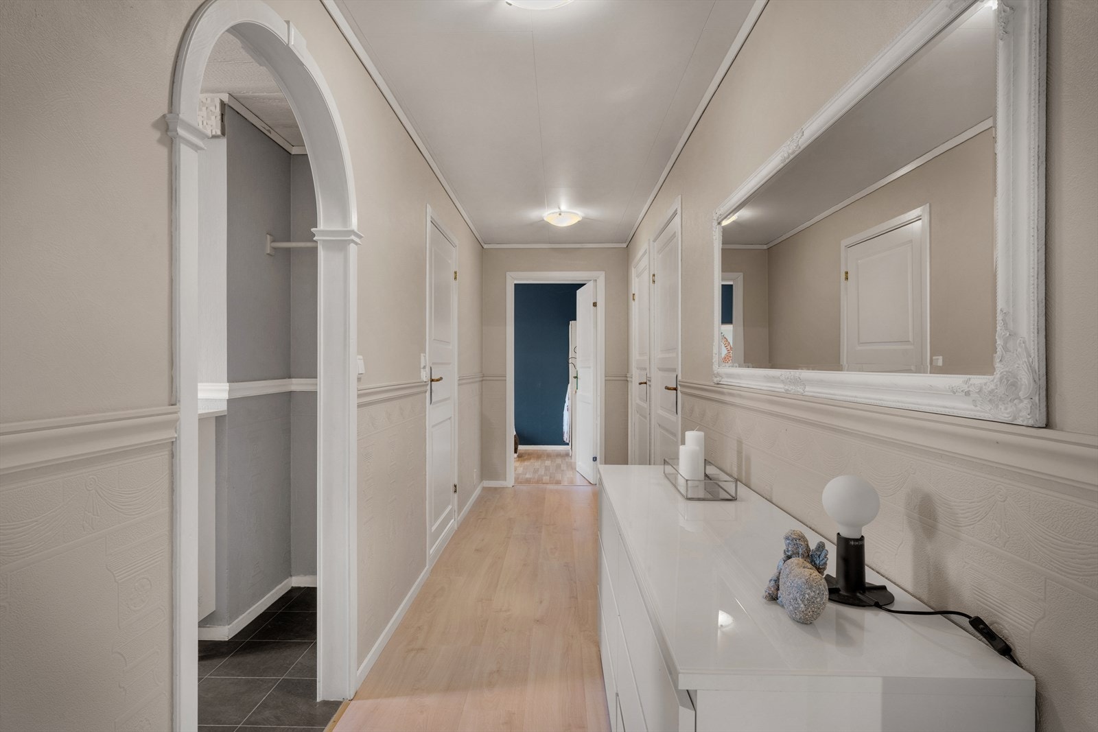 - I gangen kan du fint innrede med ytterligere oppbevaring. Her er det også nytt laminatgulv (2024) - Galleribilde