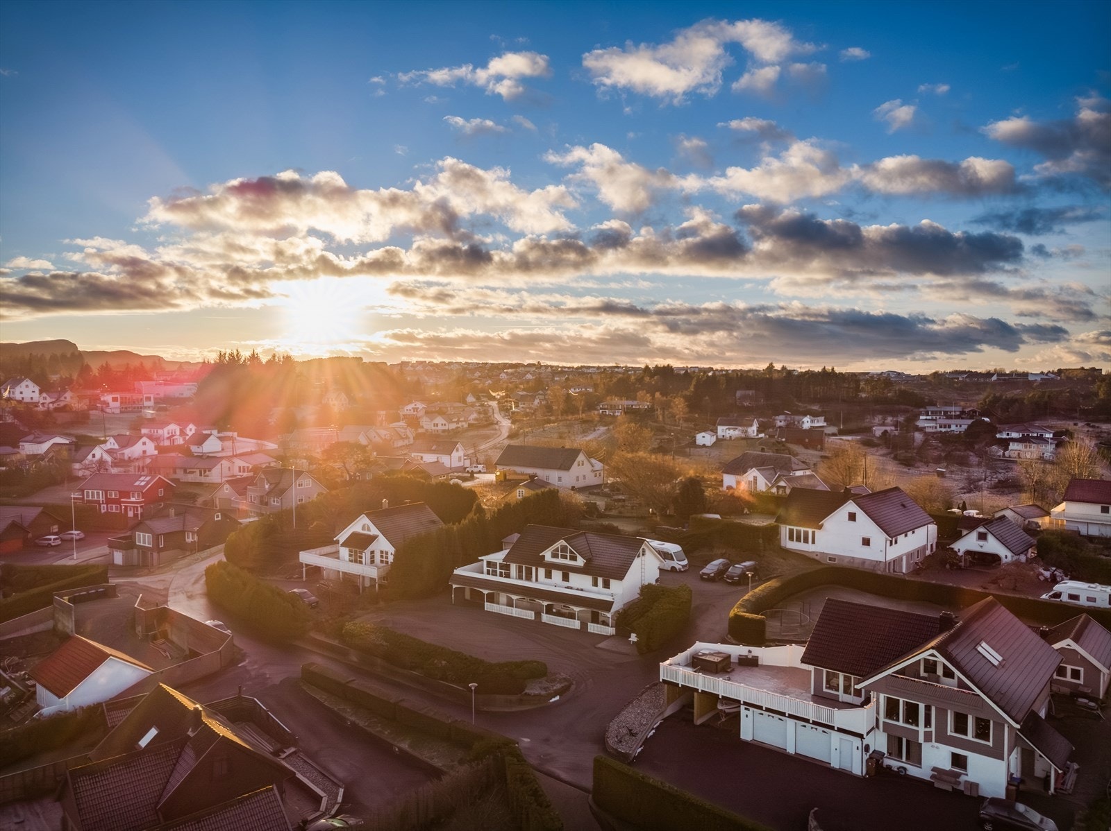 - Tomten er pent opparbeidet og måler 1 204m² - Galleribilde