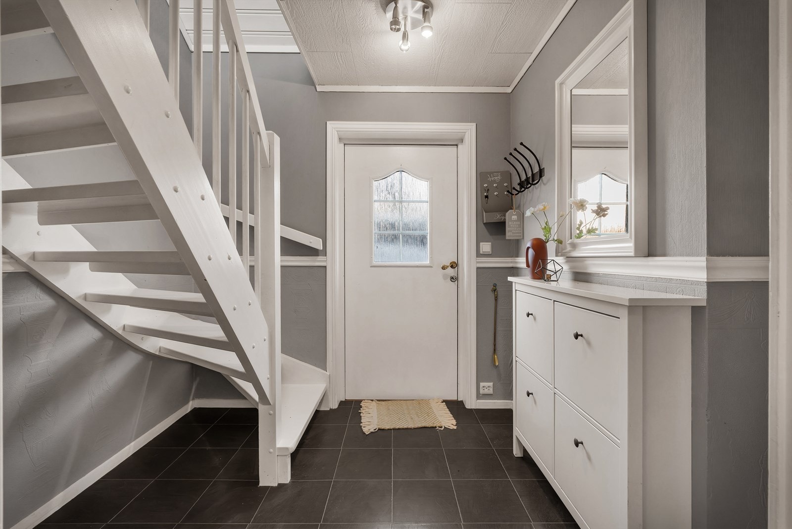 - Fliselagt entré hvor du også har tilkomst til loftsetasjen - Galleribilde
