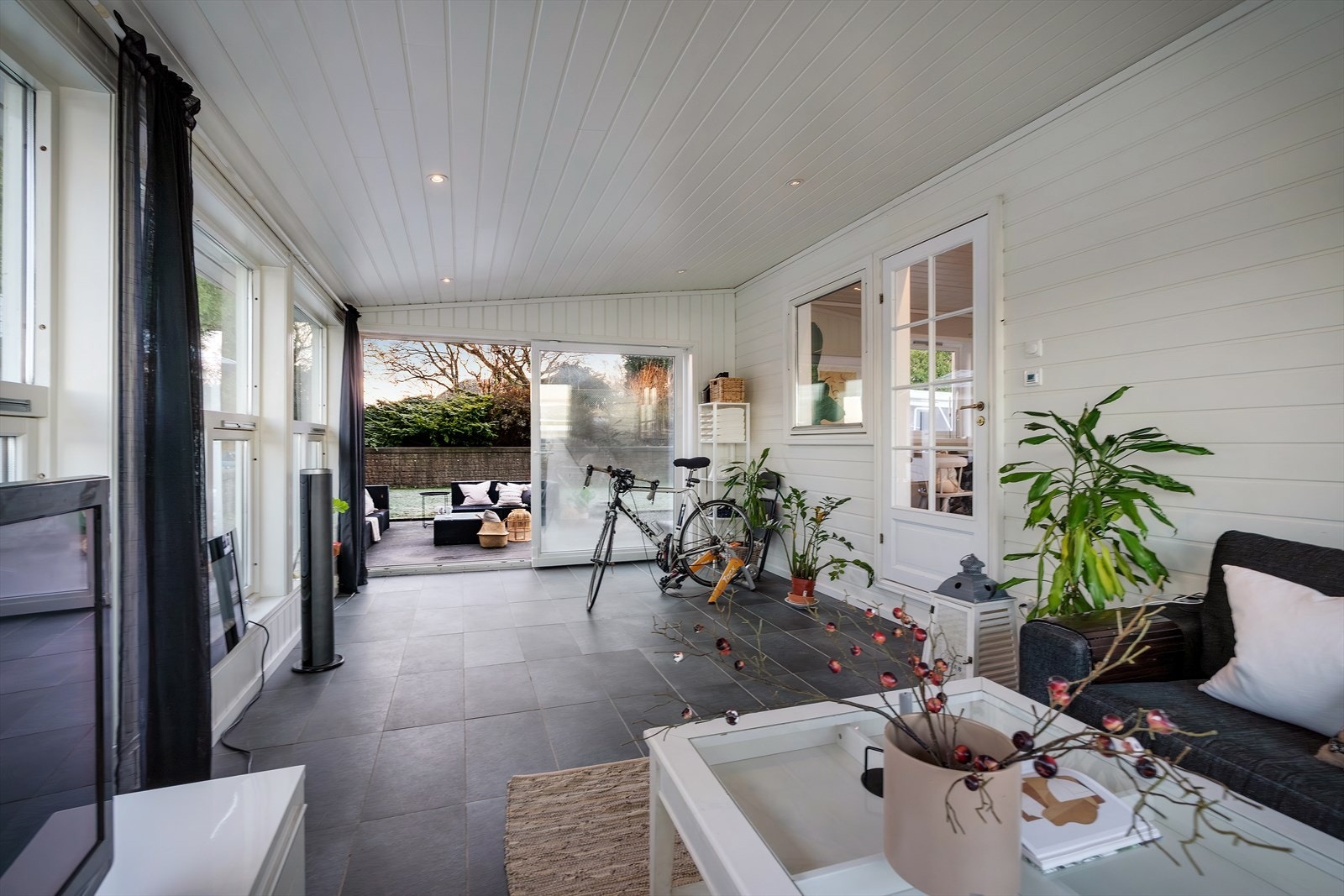 - Store vindusflater gir godt med lysinslipp. Merk downlights i tak - Galleribilde