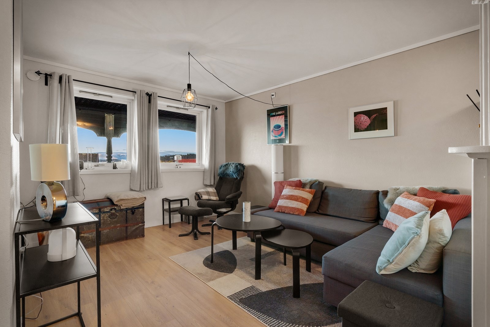 - Utleiedelens stue og kjøkken måler til sammen 29,7m² - Galleribilde