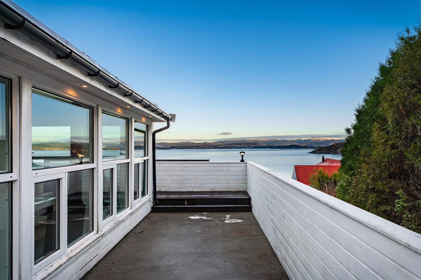 - Med terrasseareal langs tre av husets sider kan du enkelt forflytte deg etter solen og nyte særs gode solforhold midtsommers - Galleribilde