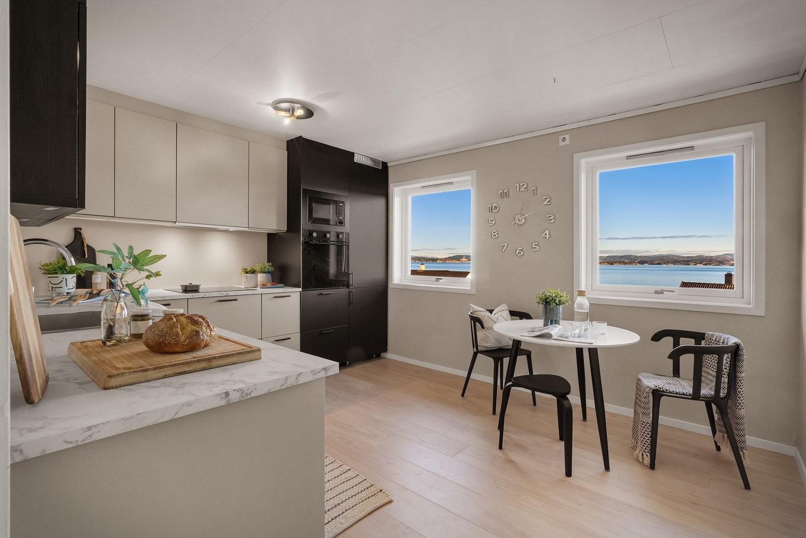 - Separat, romslig kjøkken på 13,5 m² med god plass til et hyggelig frokostbord - Galleribilde