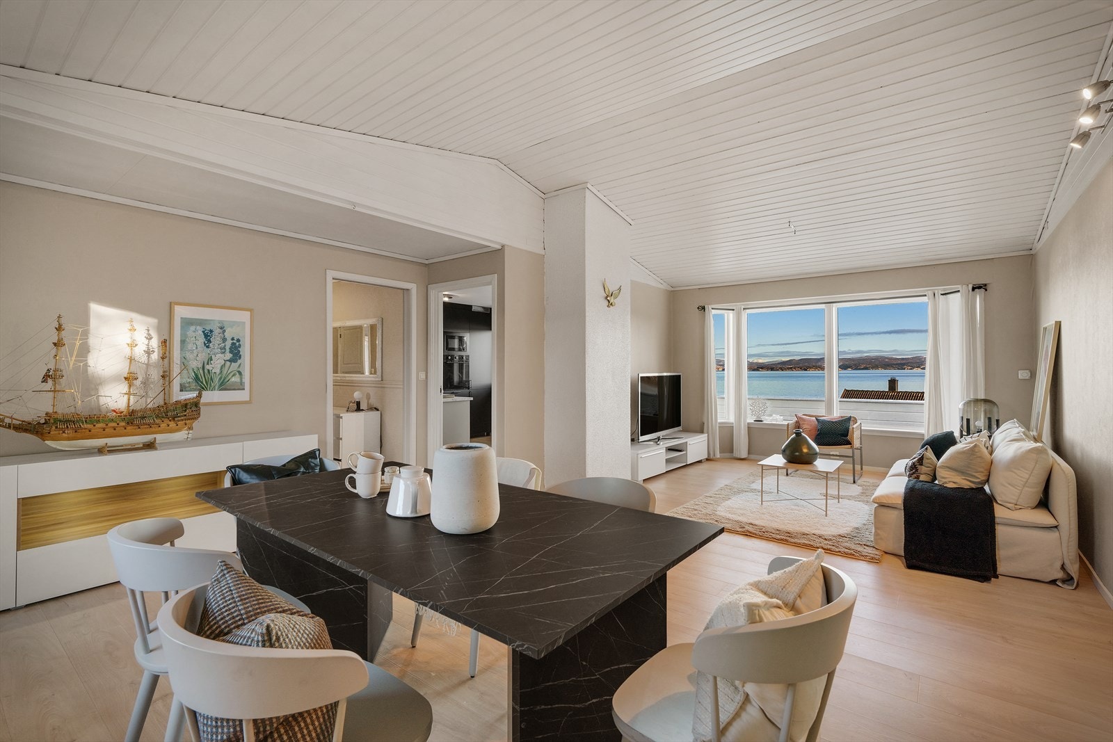 - Hovedetasjen inneholder stue, kjøkken, utestue, 2 soverom, bad, gang, trapperom og entré - Galleribilde