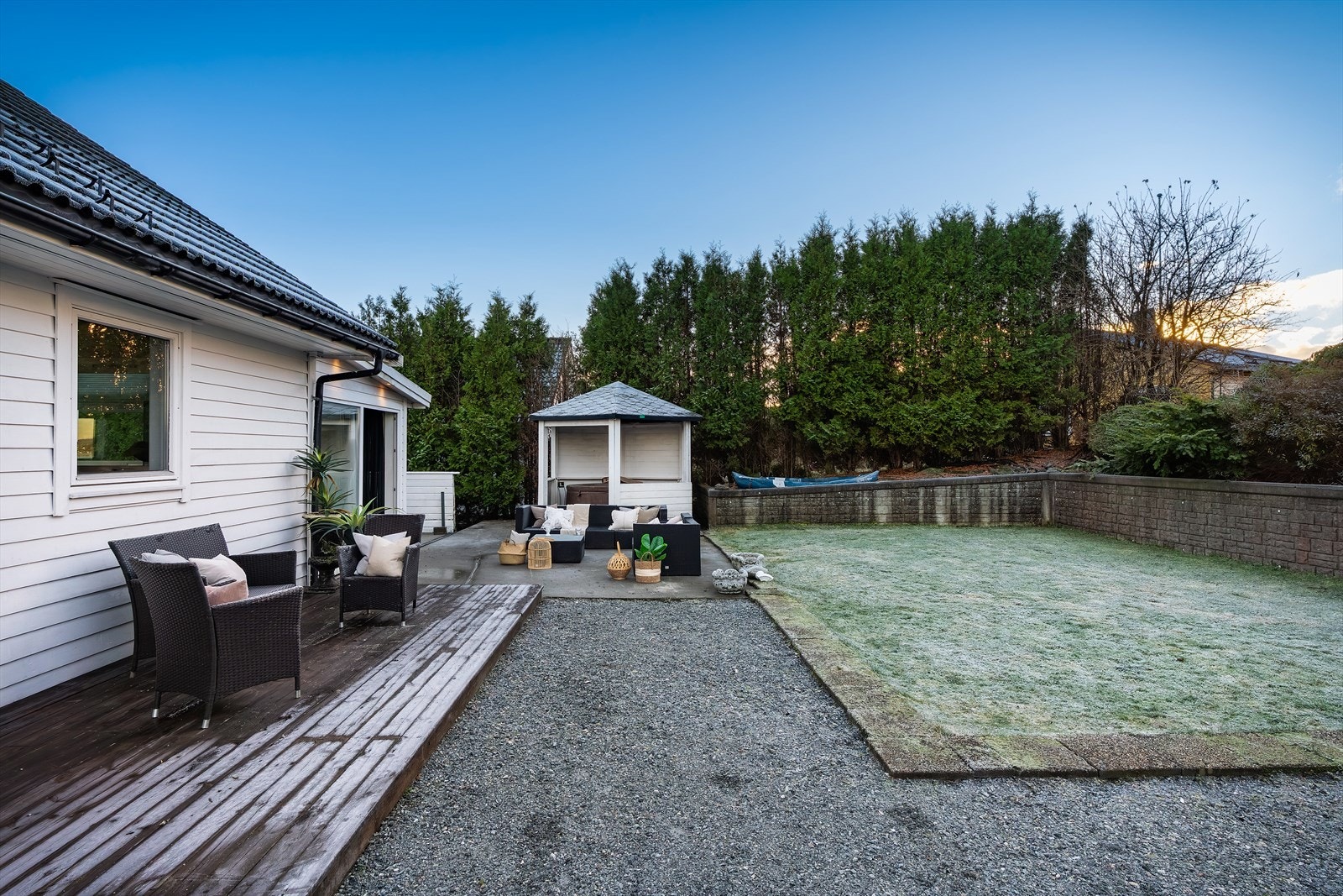 - Eiendommen byr på en skjermet bakhage med b.la. terrasse, plen og paviljong - Galleribilde