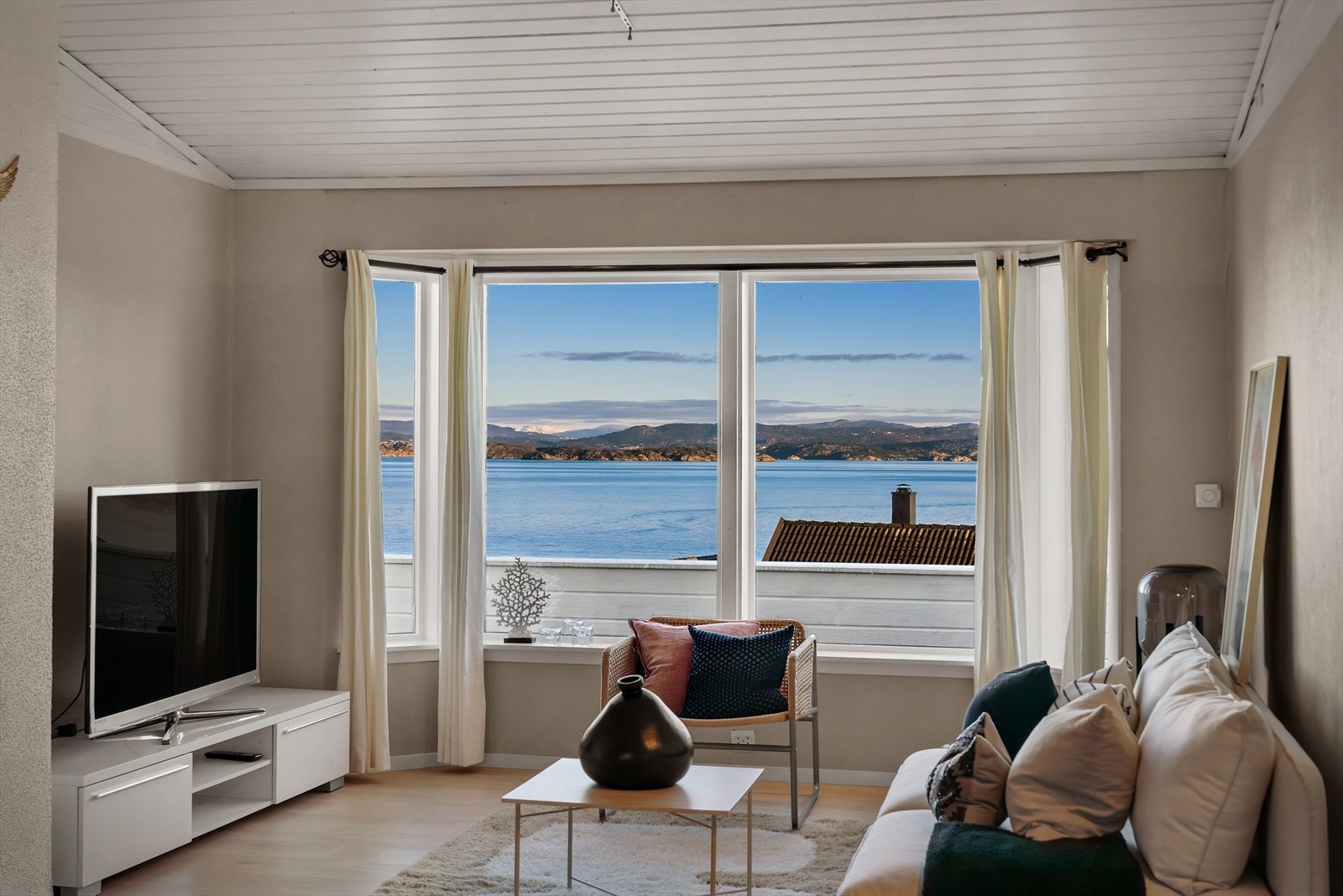 - Nyt fantastisk, uforstyrret sjøutsikt direkte fra sofakroken - Galleribilde