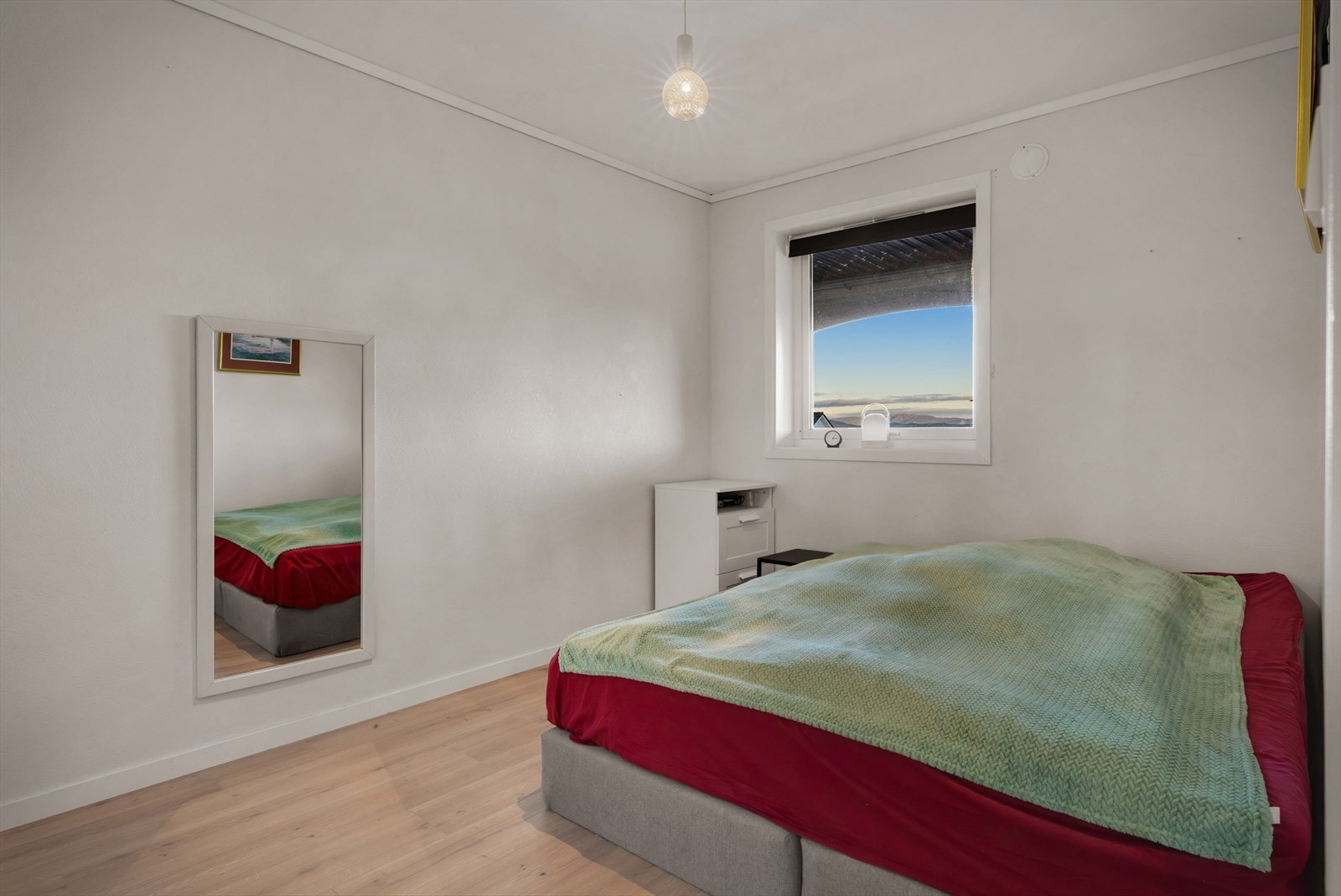 - Soverommet i utleiedelen måler 10m². Her er det plass til både seng av ønsket størrelse og øvrig møblement - Galleribilde