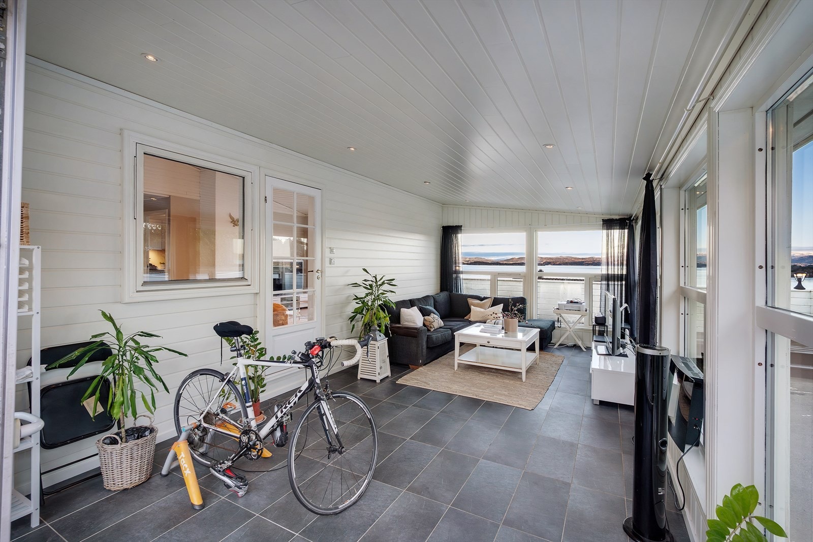 - Vinterhagen på 23,6 m² med fliser på gulv og behagelig gulvvarme - Galleribilde