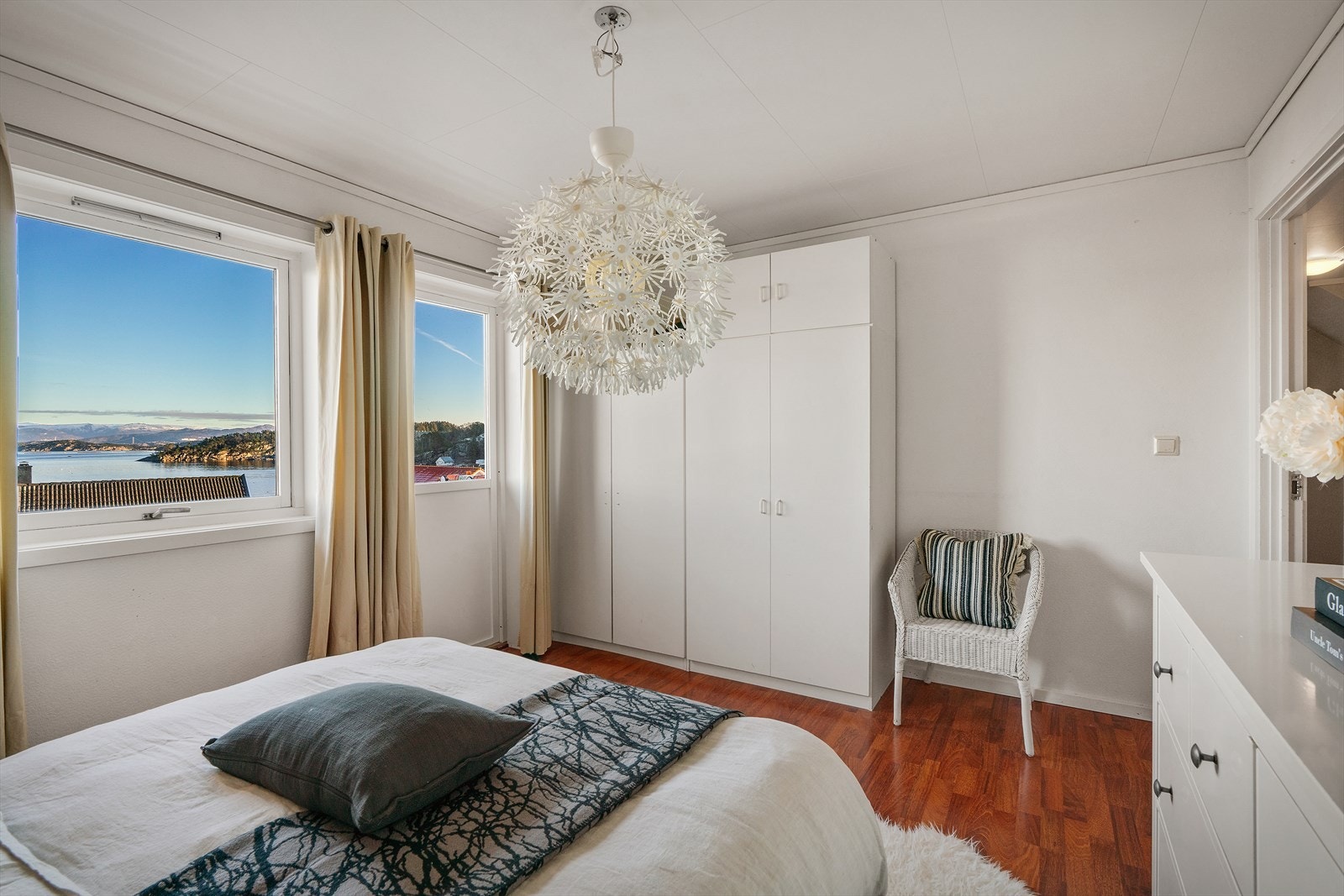 - Rommet gir god plass til både dobbeltseng og større garderobe - Galleribilde