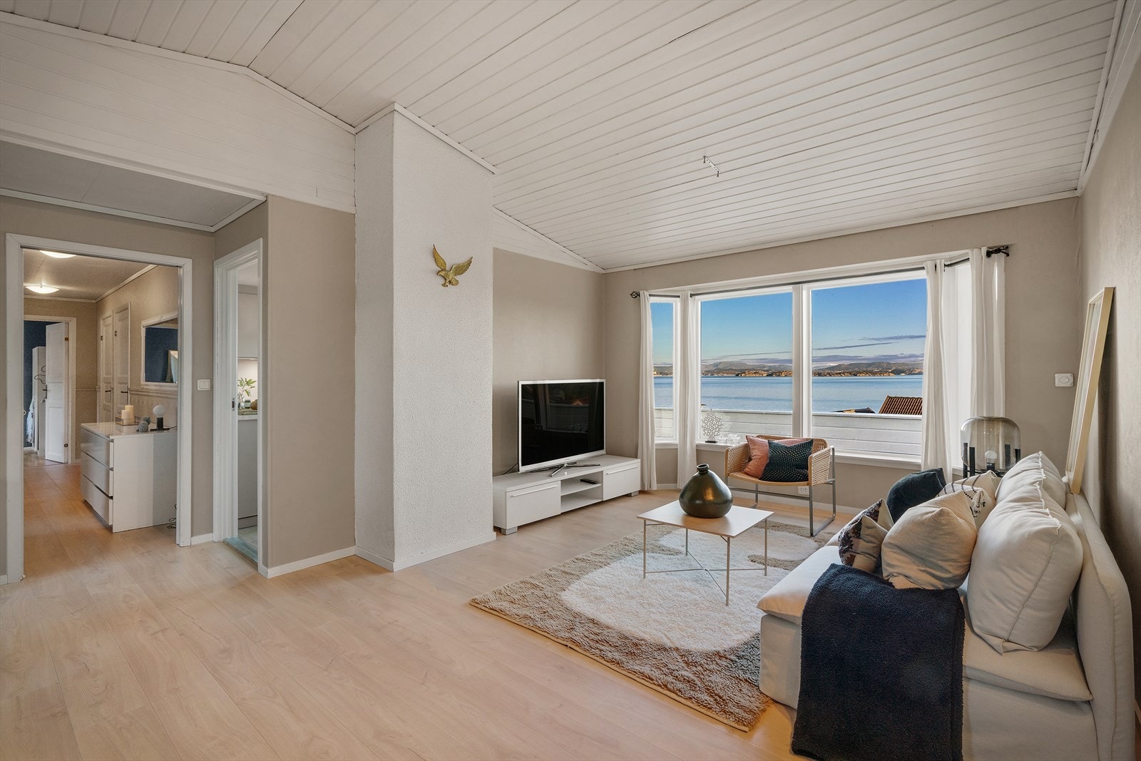 - Stuen måler hele 32,7m² og kan enkelt innredes i ulike soner - Galleribilde