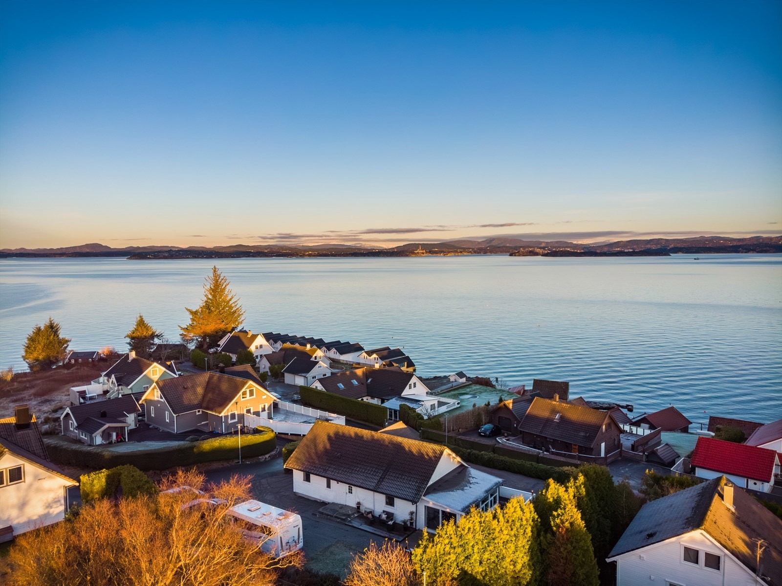 - En romslig enebolig med utleiedel, garasje, solrikt terrasseareal og fantastisk sjøutsikt - Galleribilde
