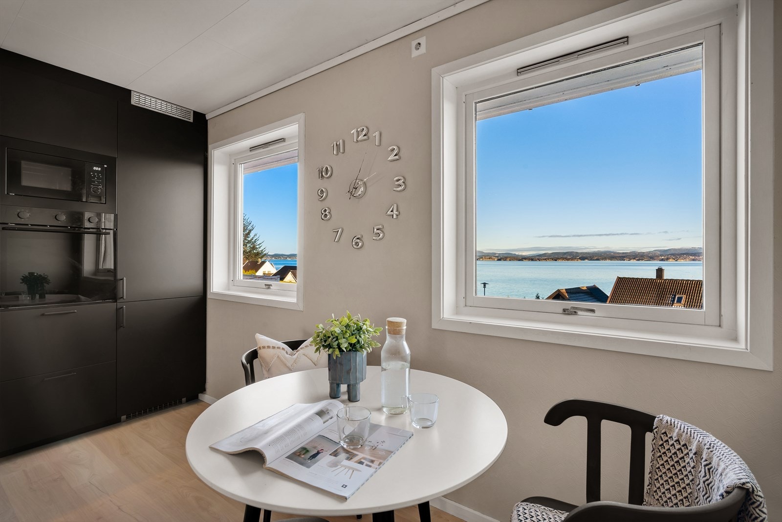 - Nytt, lekkert kjøkken fra 2025 med slette fronter og laminatbenkeplate - Galleribilde