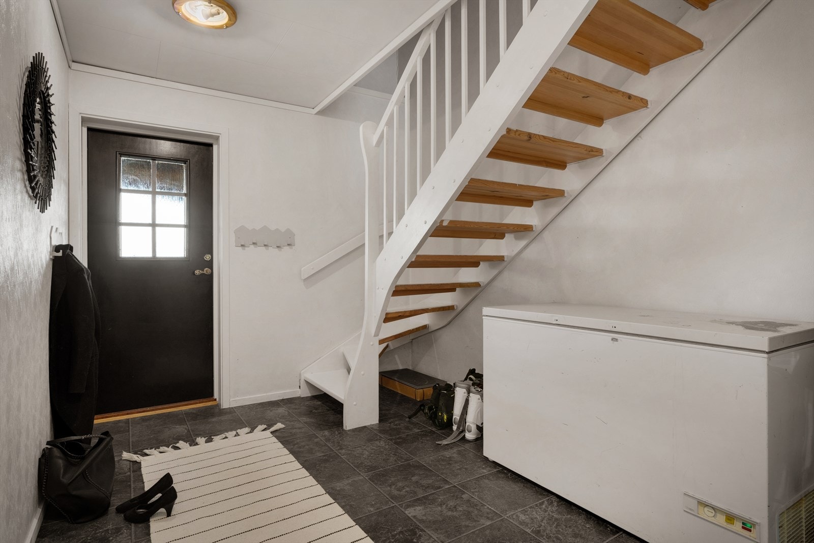 - Vi beveger oss ned i underetasjen. Her er det også egen inngang i tillegg til den du har i hovedetasjen - Galleribilde