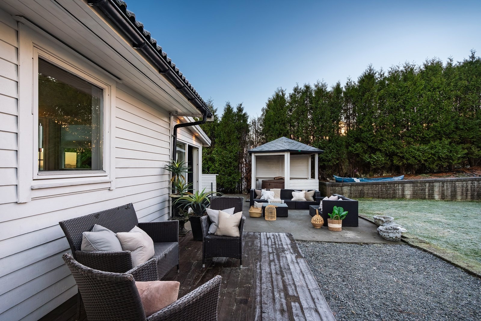 - Uteområdet kan enkelt deles inn i ulike soner og møbleres med sittegruppe og spisegruppe - Galleribilde