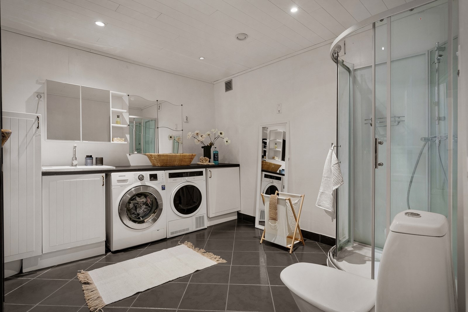 - Underetasjen kommer med et bad/vaskerom på hele 9,5 m² - Galleribilde