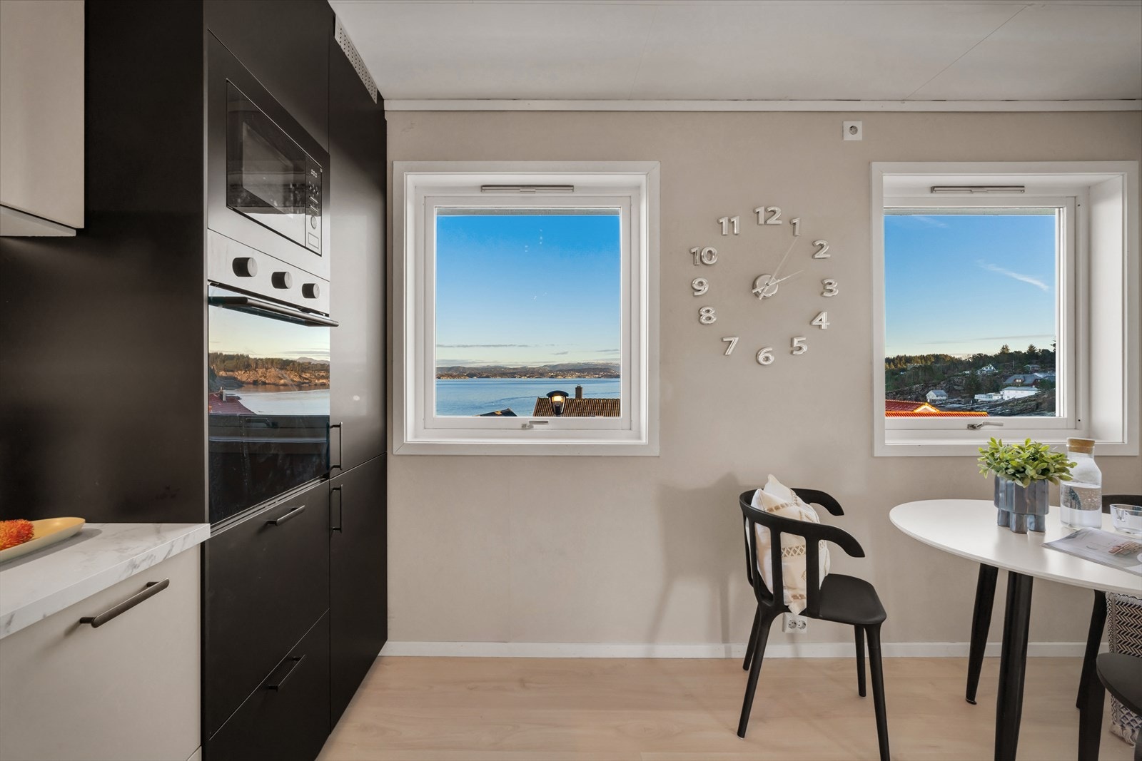 - Rikelig med skap- og benkeplass samt stekeovn i ståhøyde sørger for gode arbeidsforhold - Galleribilde