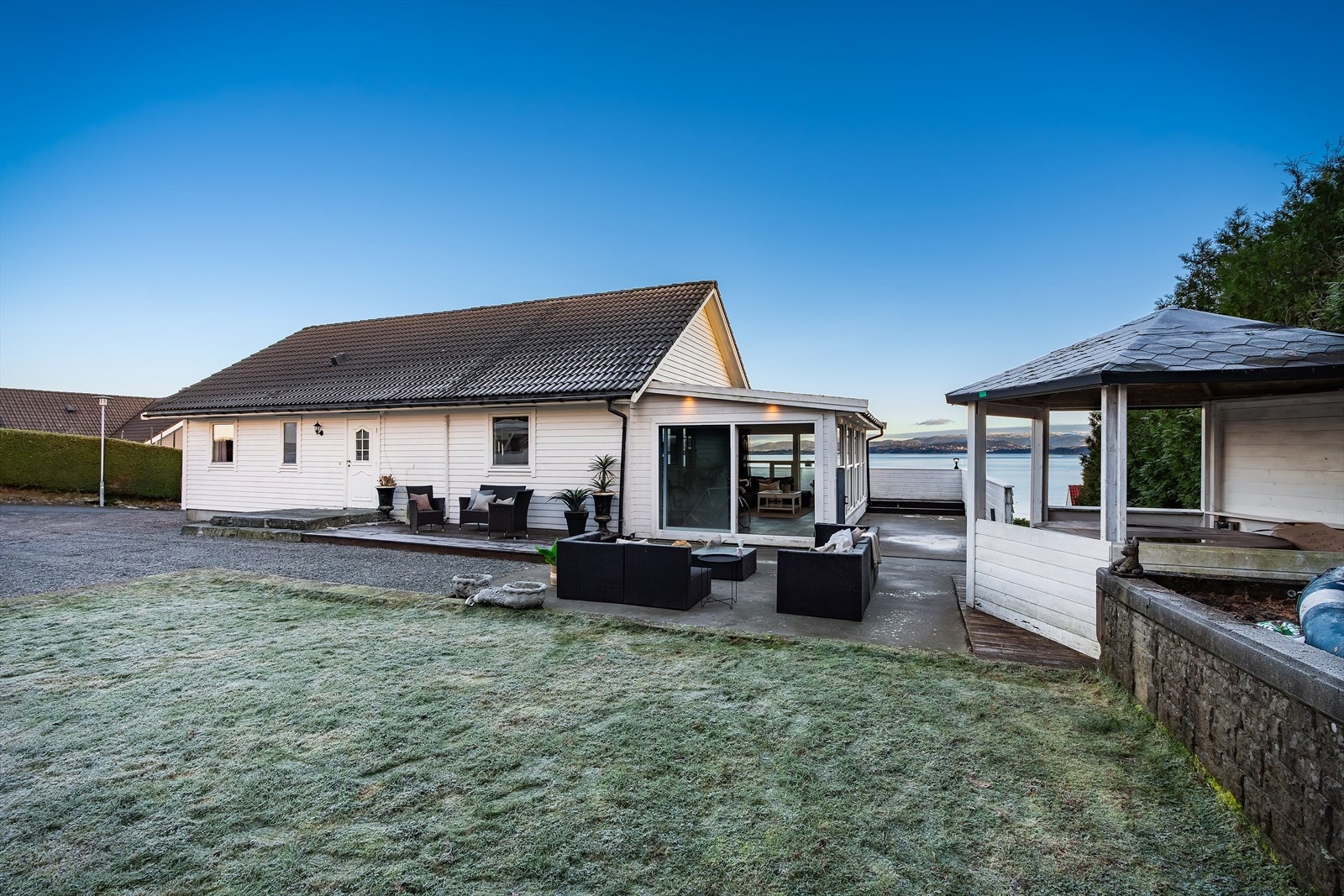 - Fra vinterhagen har du tilkomst til hage og uteområde - Galleribilde