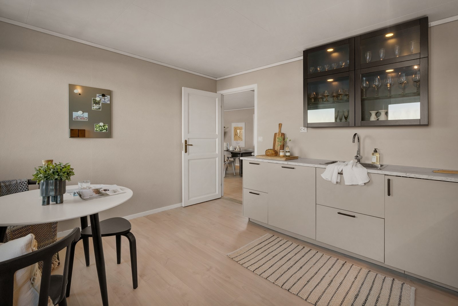 - Merk påkostet overskap med glassfronter og integrert belysning - Galleribilde