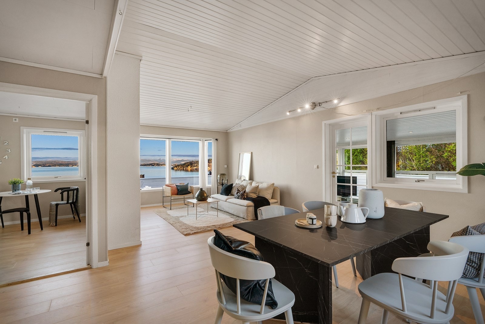 - Vindusflater vendt mot tre ulike himmelretninger gir godt med verdifullt lysinnslipp - Galleribilde