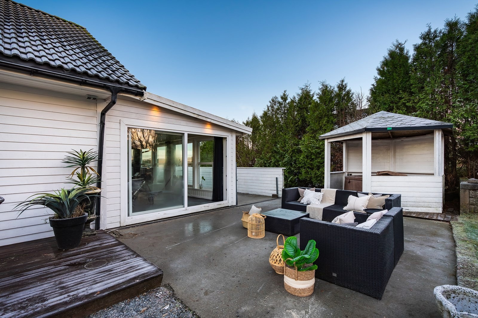 - Paviljongen benyttes i dag som overbygd del til badestamp - Galleribilde