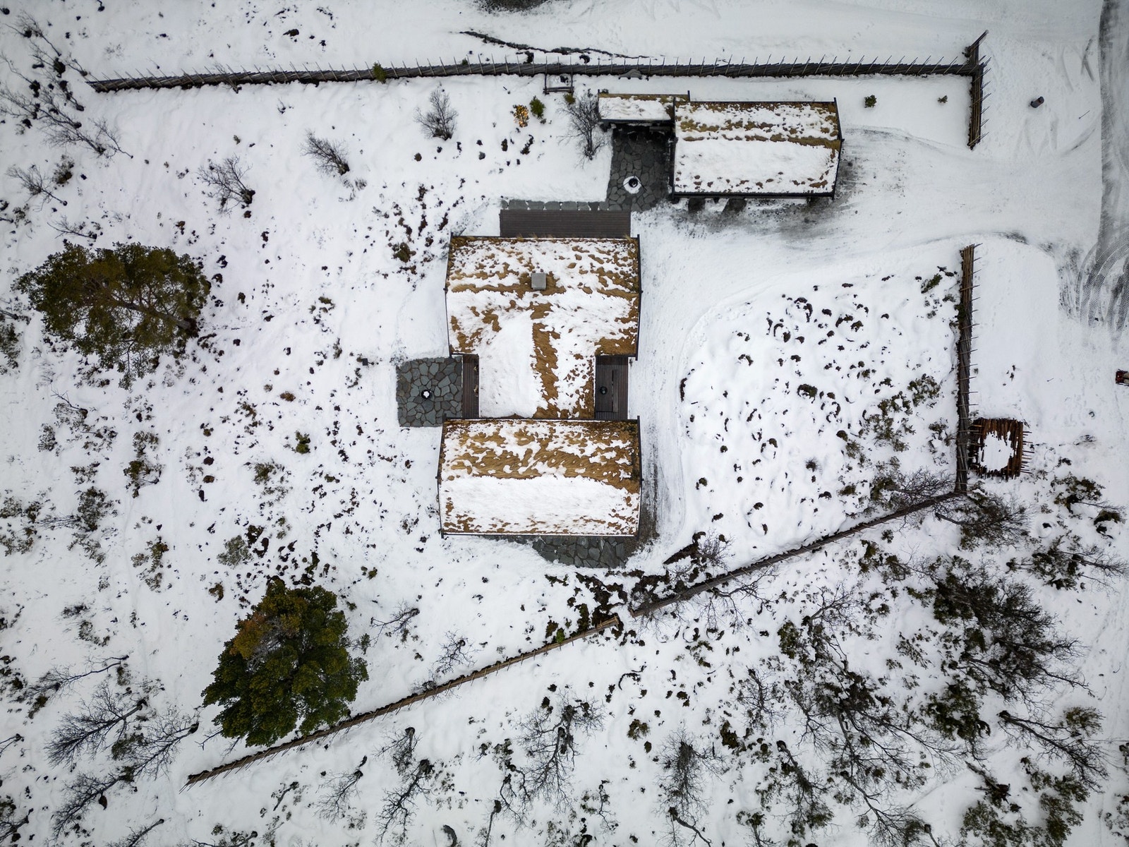 Tomt på ca. 2 000 kvm som gir en luftig og åpen eiendom. Galleribilde