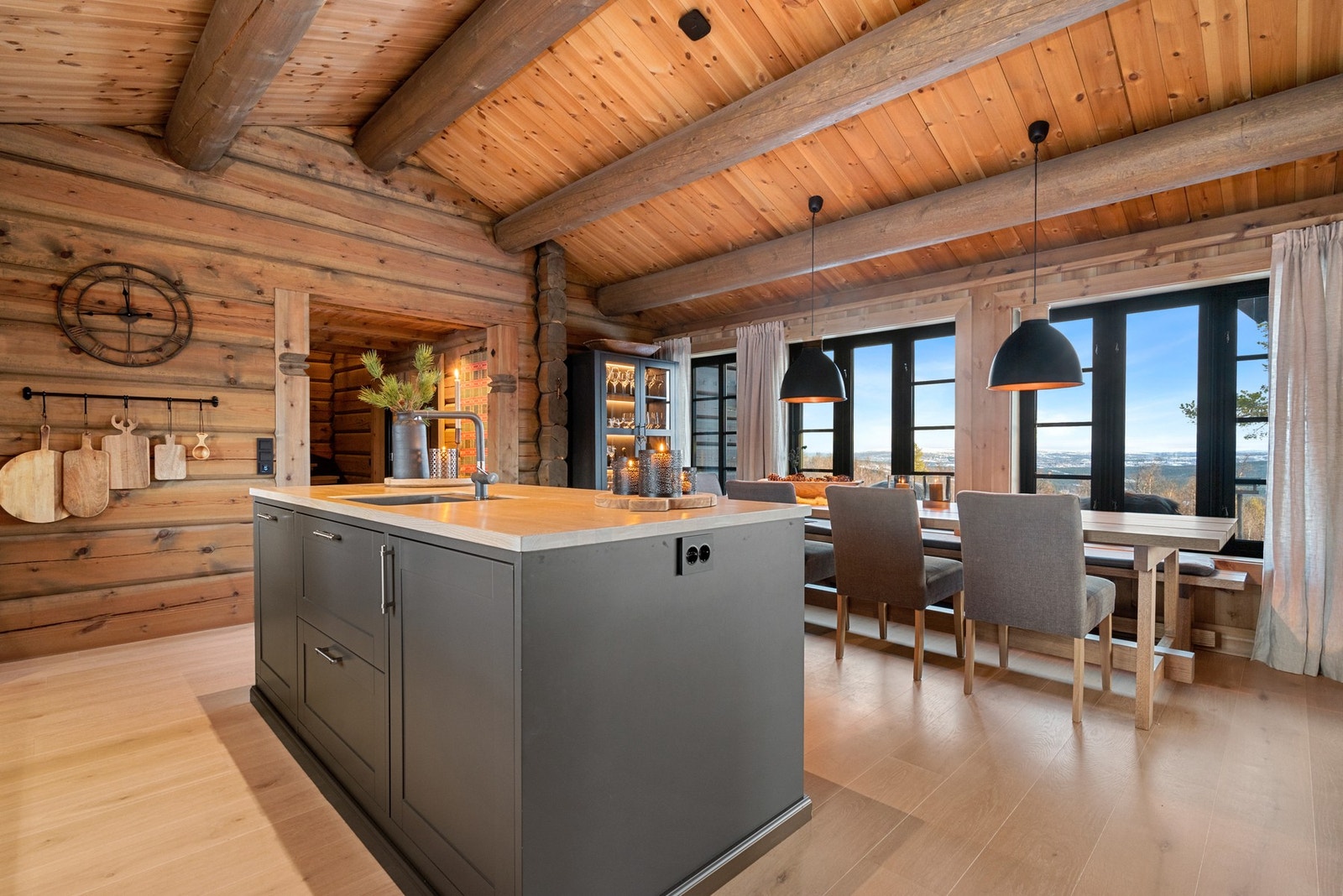 Store vindusflater gir rikelig med lys og et fantastisk gjennomlys gjennom boligen. Galleribilde