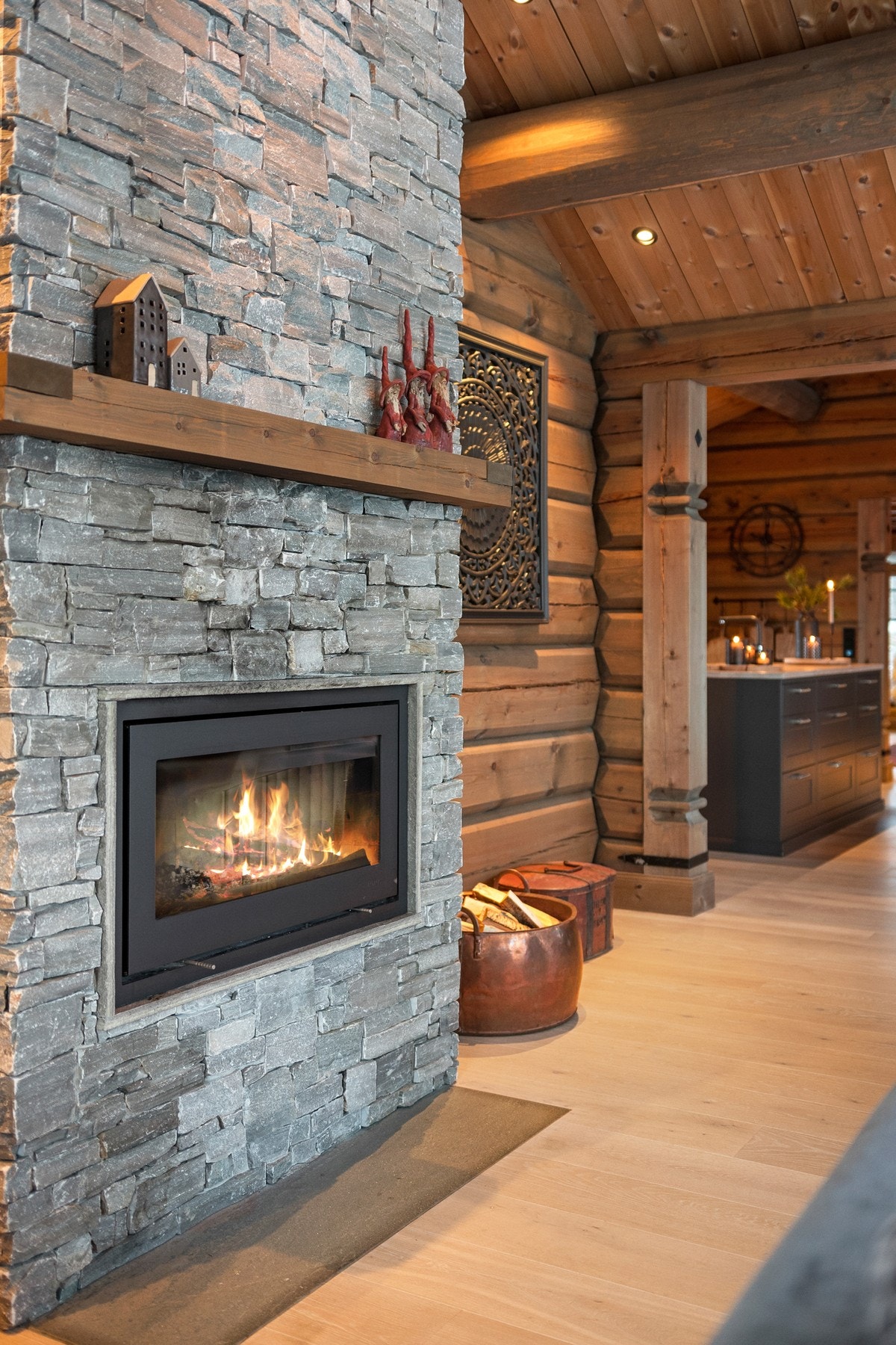 Klassisk peis utført i naturlige materialer. Galleribilde