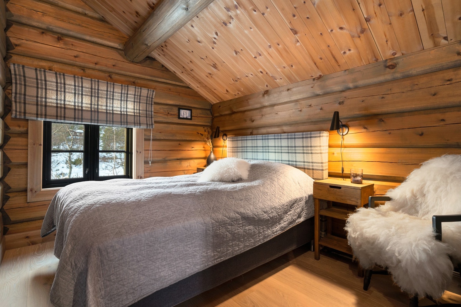 Praktisk soverom på 7,8 kvm med gode lysforhold og fleksibel bruk. Galleribilde