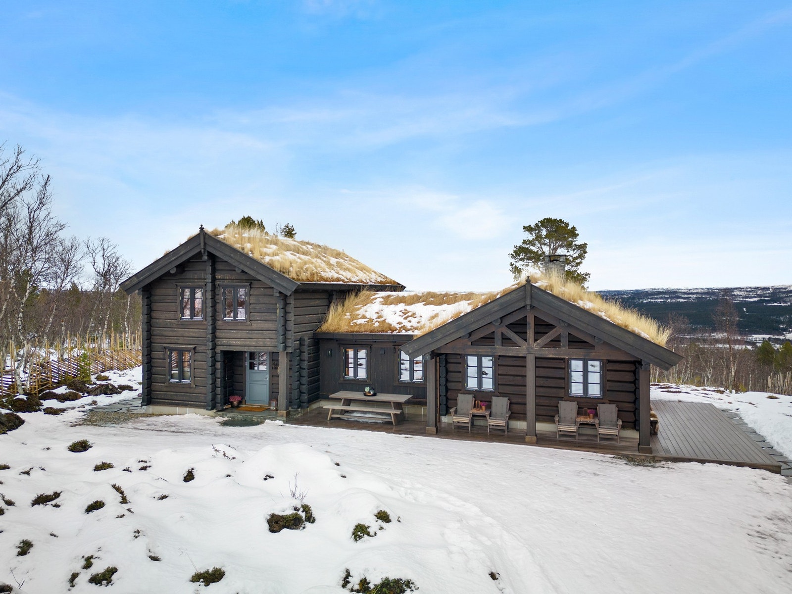 Kombinasjon av tradisjonelt laft og stavlaft gir et eksklusivt og arkitektonisk uttrykk. Galleribilde