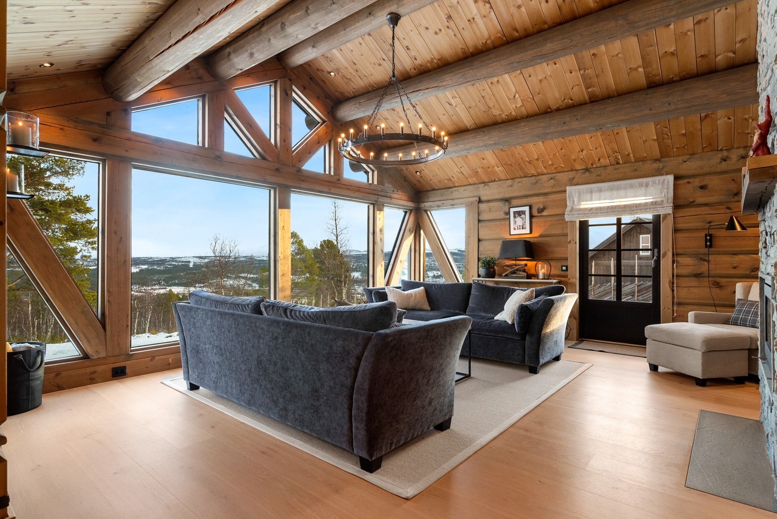 Romslig og gjennomført stue på 27,0 kvm med imponerende romfølelse og rikelig lysinnslipp. Galleribilde