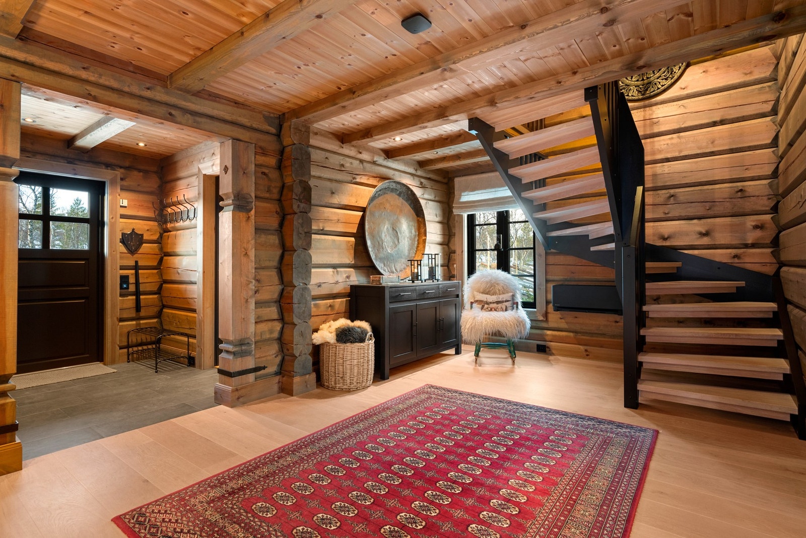 Skreddersydd listverk i heltre fra AG Tre i Meldal gir et gjennomført og solid preg. Galleribilde