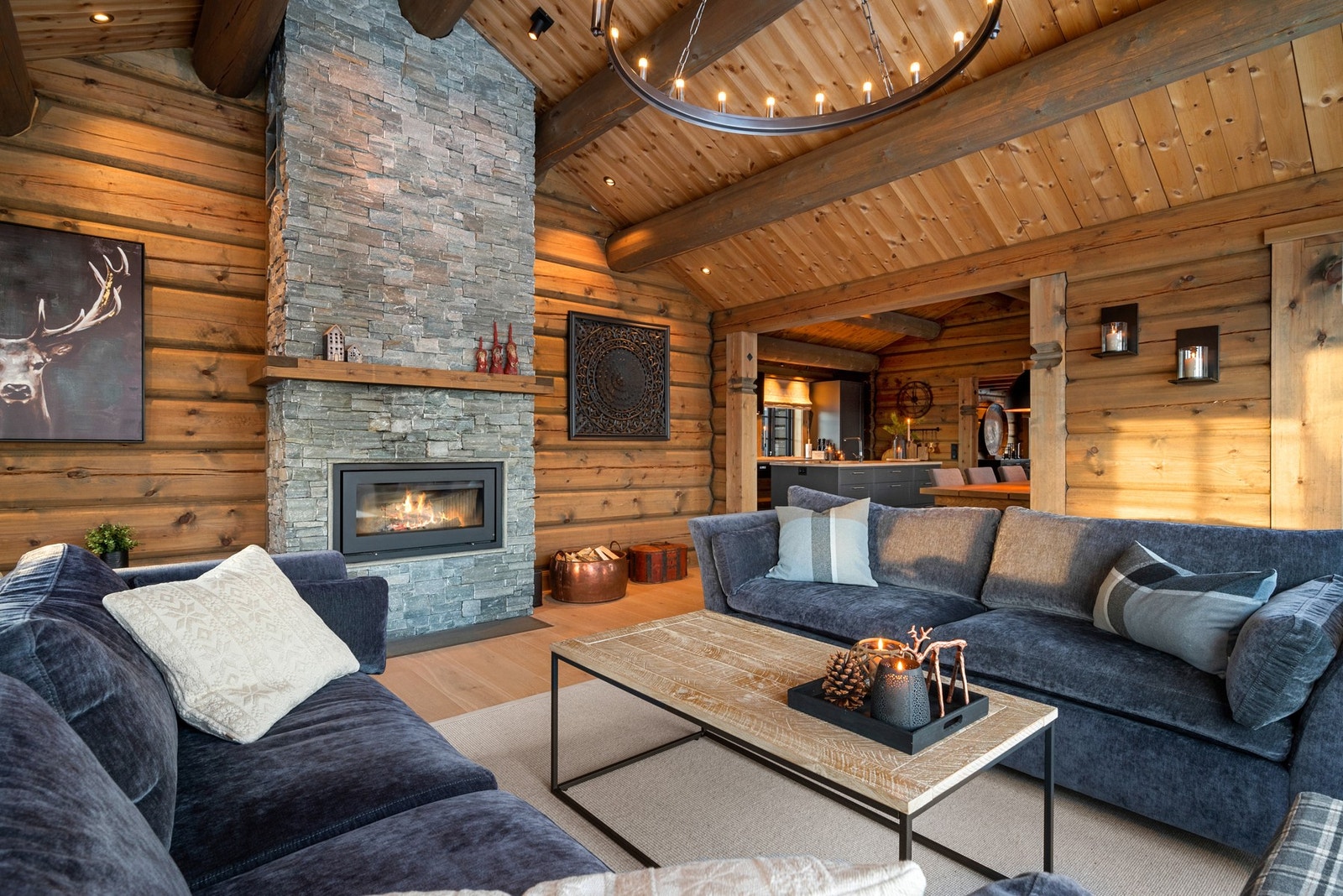 Hytten har spesialtilpasset panel innvendig og utvendig på stavlaft. Galleribilde