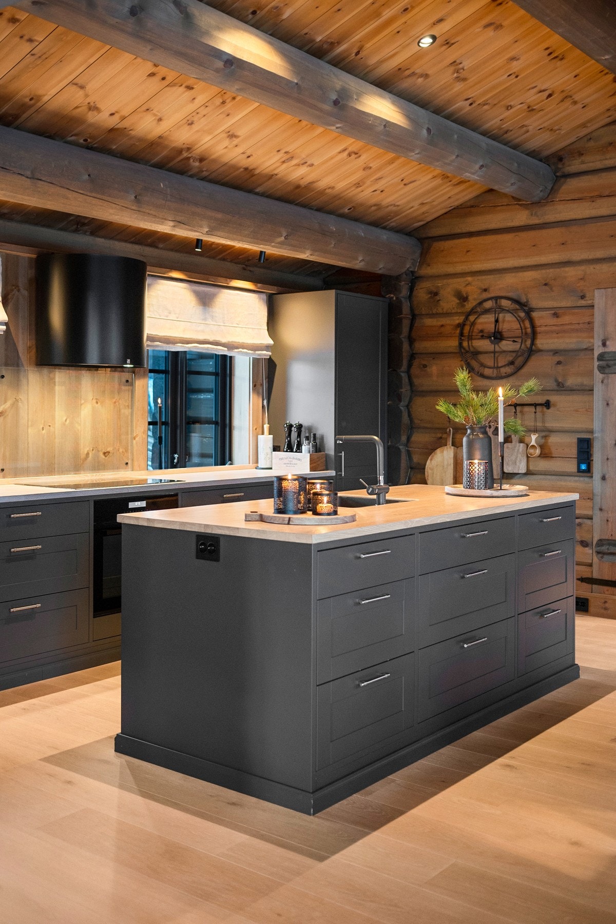 Hytten har moderne Daikin varmepumpe som sikrer effektiv og stabil oppvarming. Galleribilde