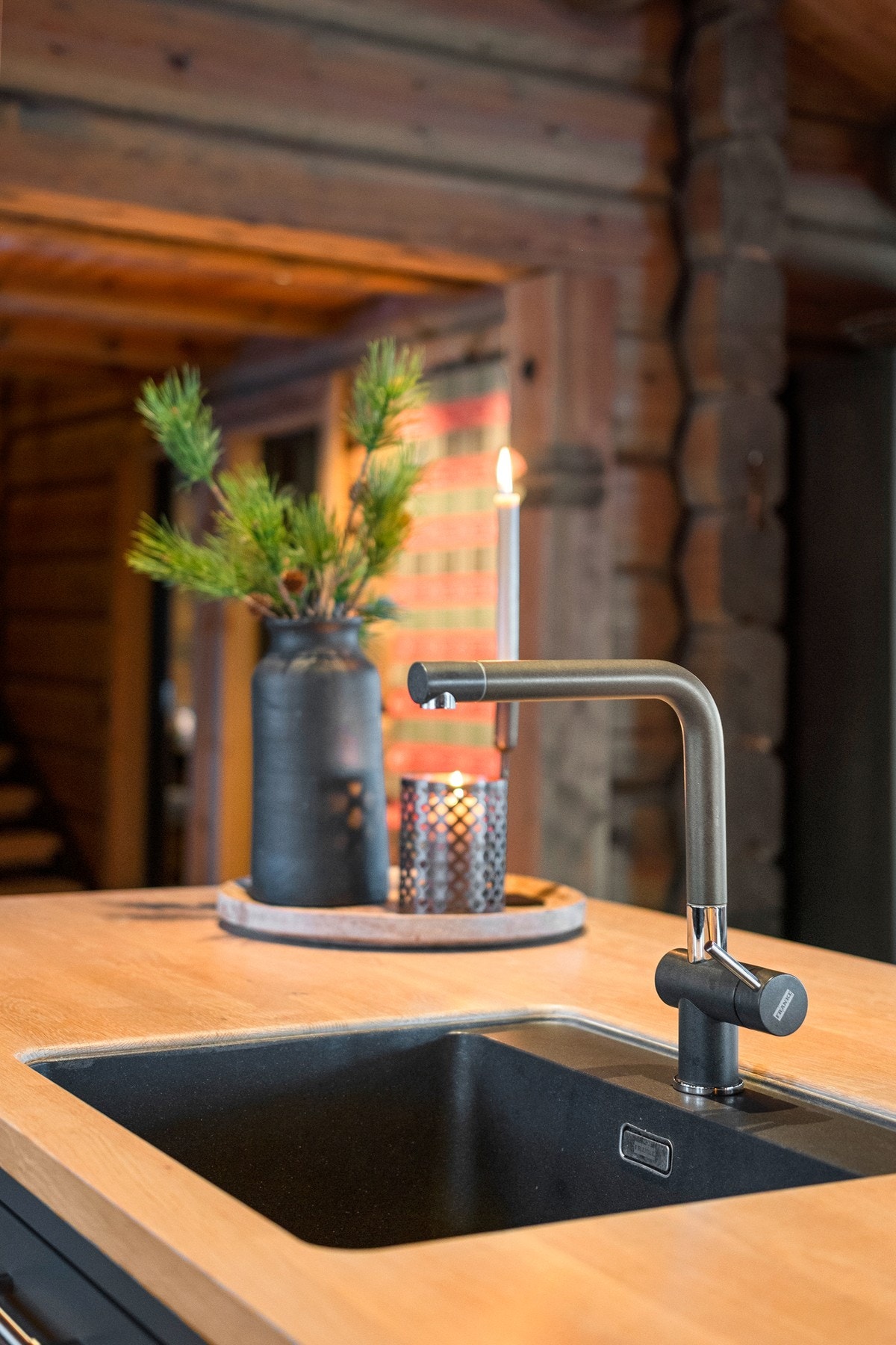 Praktisk løsning med underlimt vask. Galleribilde