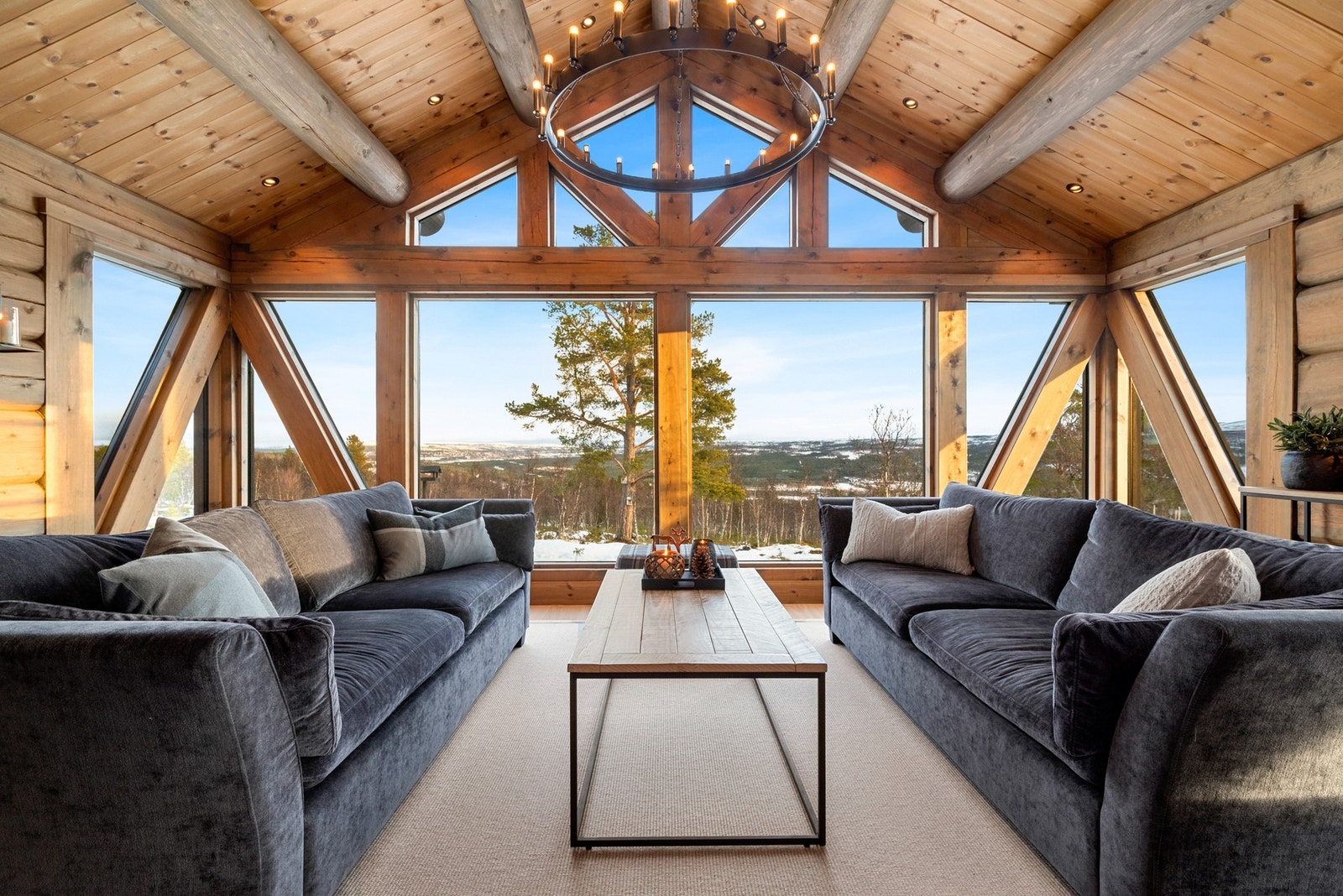 Norsk kvalitets håndlaft fra Orklalaft, utført i saktevoksende malmfuru fra Møre. Galleribilde