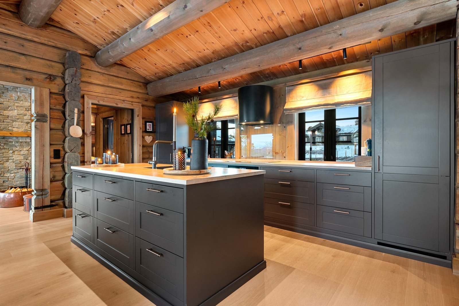 Kvalitetskjøkken fra Fossline med AEG hvitevarer, funksjonelt og elegant. Galleribilde