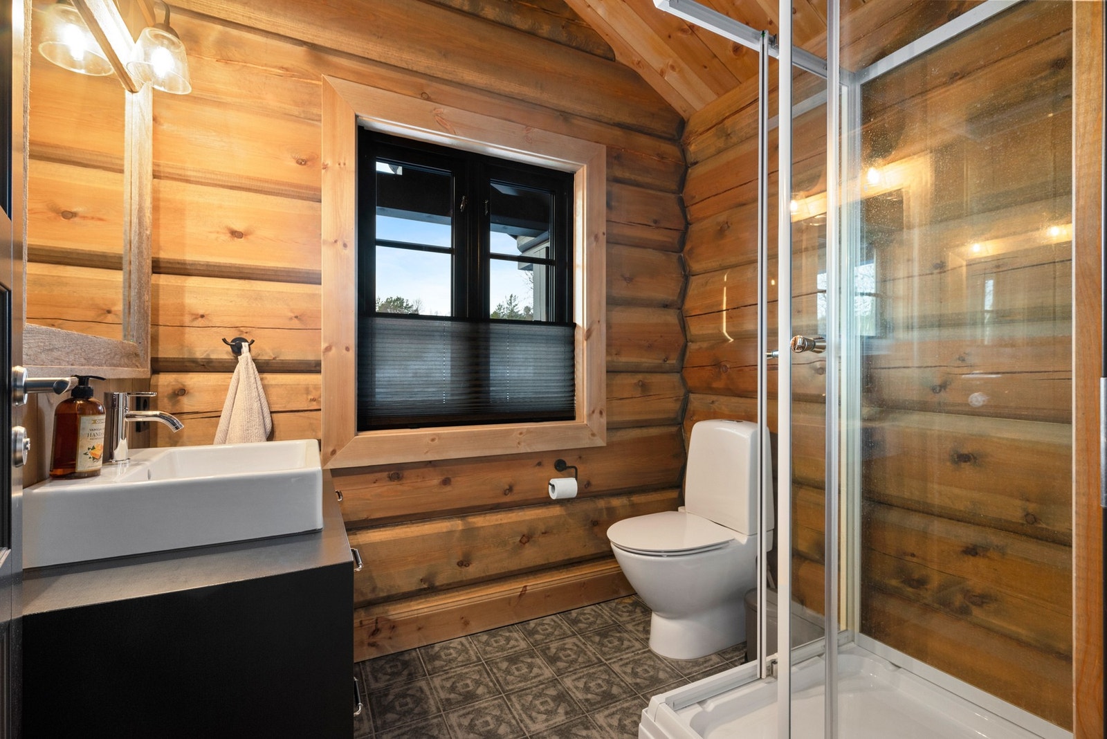 Plassbygde innredninger på bad og deler av garderobe i heltre eik. Galleribilde