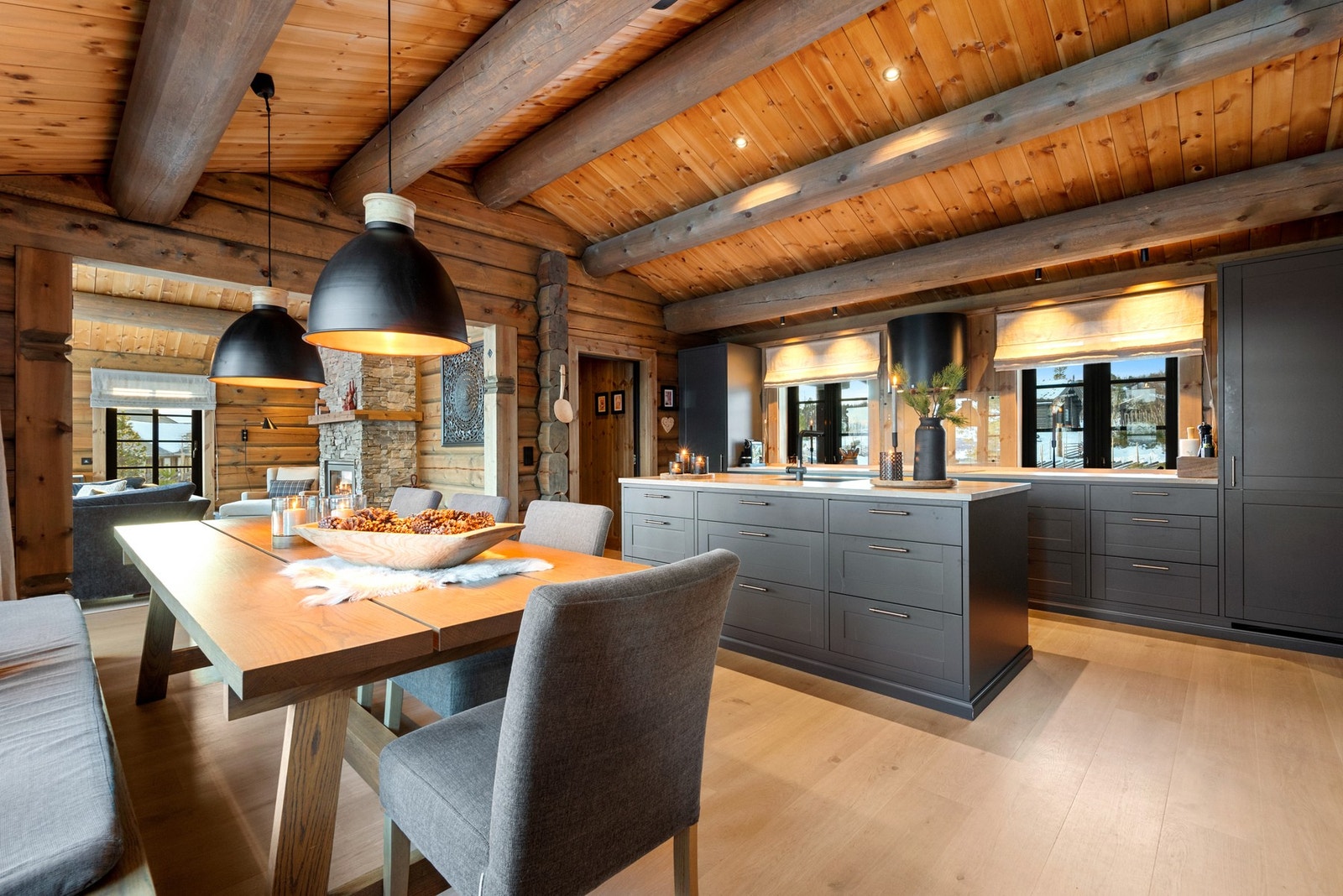 Åpen og praktisk planløsning som gir naturlige soner for både hverdagsliv og sosiale sammenkomster. Galleribilde