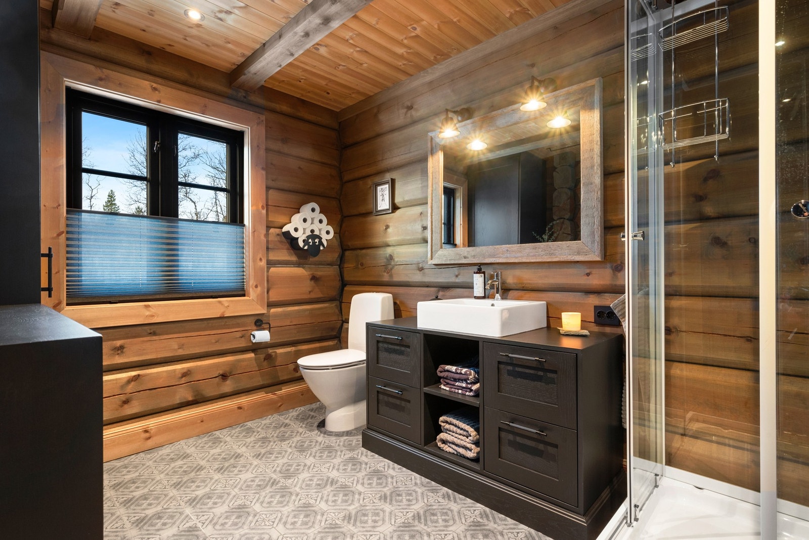 Romslig bad på 8,0 kvm med plassbygde innredninger i heltre eik og varme i gulv. Galleribilde