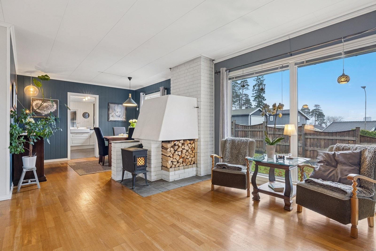 I stuen er det oppvarming fra både vedovn og varmepumpe Galleribilde