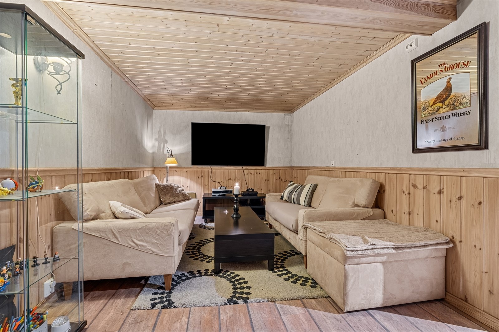 Bod innredet som stue i underetasjen Galleribilde