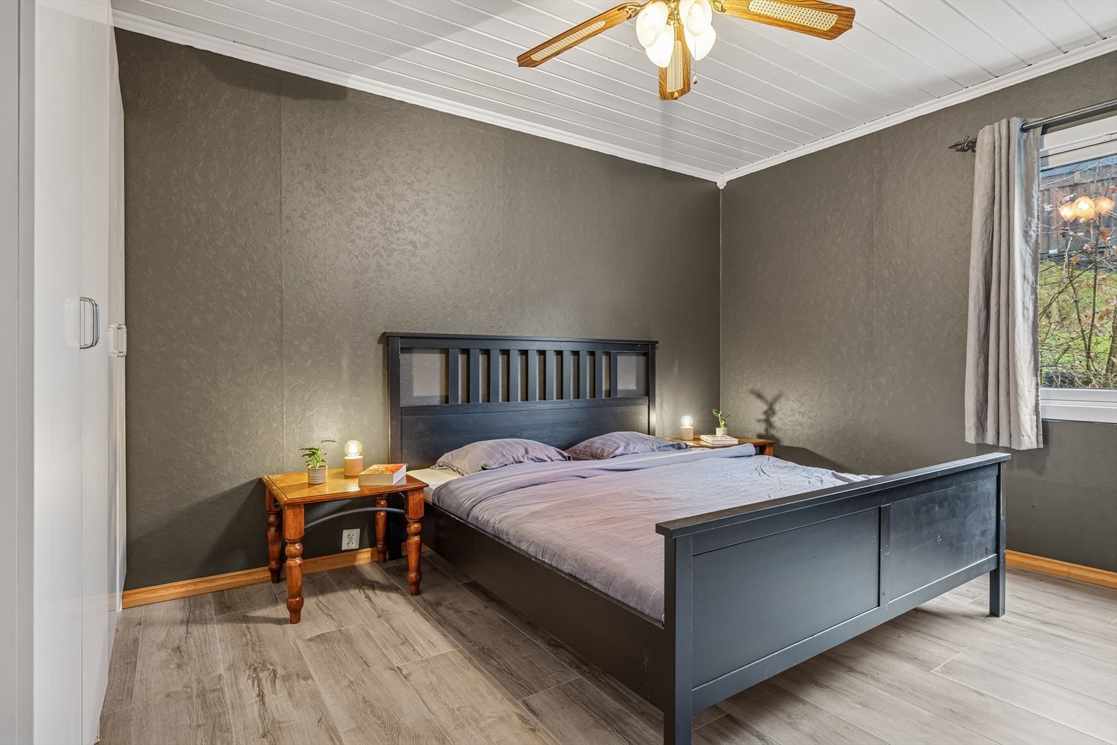 Hovedsoverom har godt med garderobeplass Galleribilde