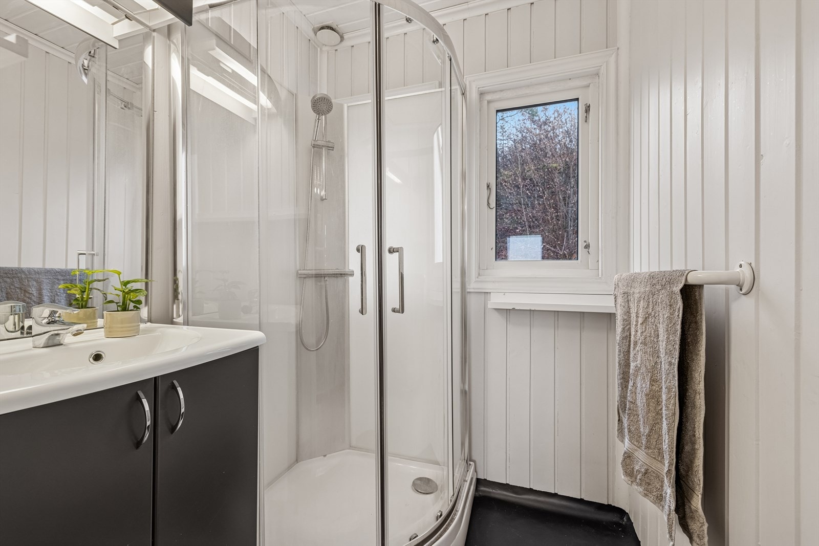 På badet er det belegg på gulv med varmekabler.
Dusjkabinett og baderomsinnredning. Galleribilde