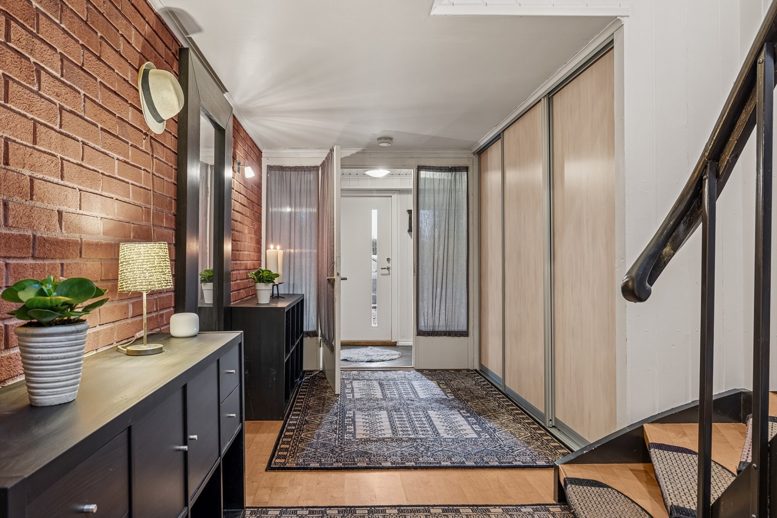 I gangen er det praktisk skyvedørsgarderobe Galleribilde