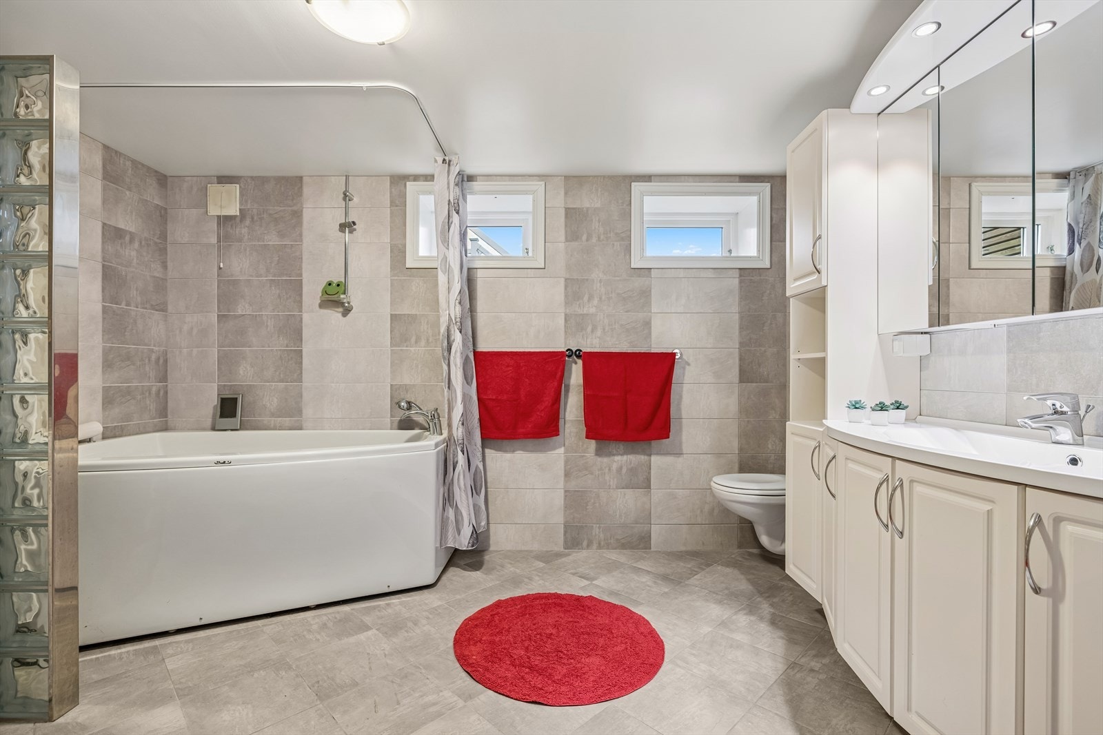 Stort flislagt bad i underetasjen oppgradert i 2011 Galleribilde