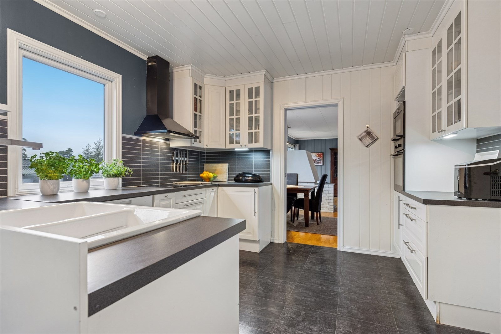 Fra kjøkkenet er det utgang til stor solrik terrasse Galleribilde