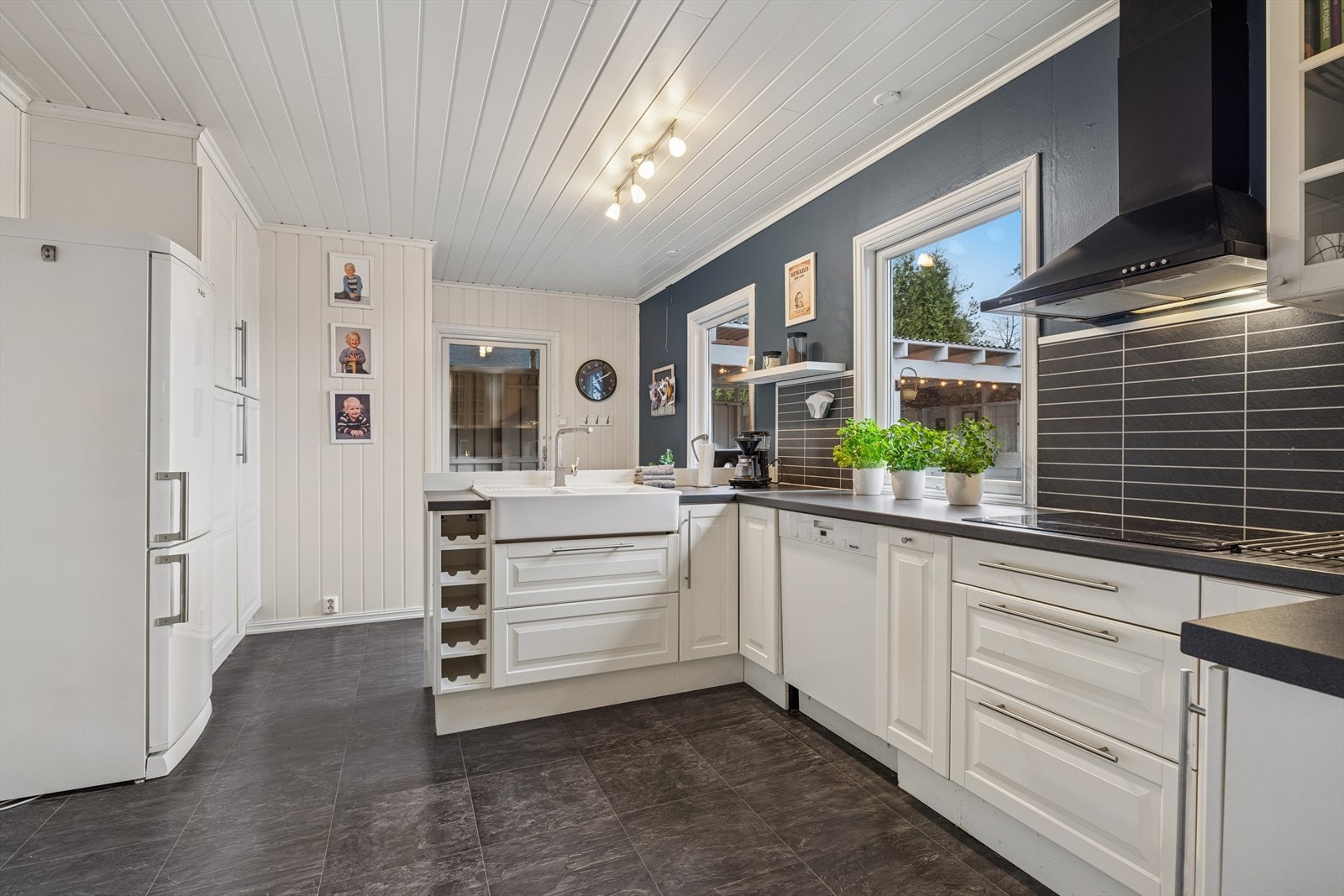 Integrert stekeovn, platetopp og microbølgeovn.
Oppvaskmaskin og kjøleskap medfølger. Galleribilde