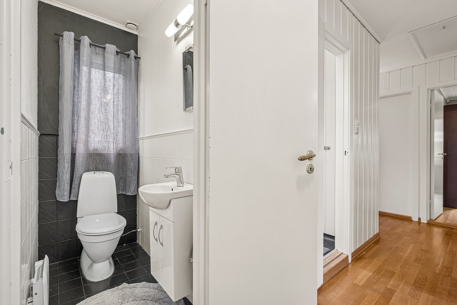 Separat toalettrom ved siden av badet Galleribilde